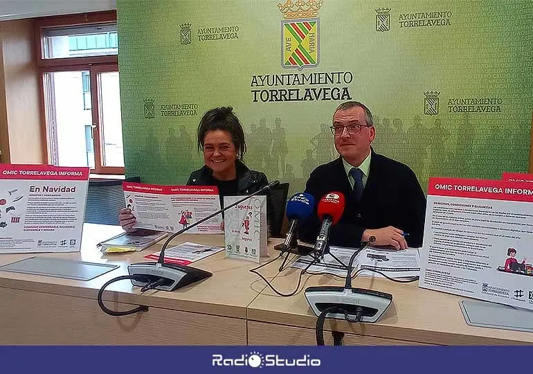 Esther Vélez, concejal de Consumo de Torrelavega, y el responsable de la OMIC Francisco Bautista.