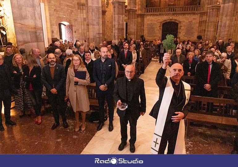El Obispo bendiciendo la obra de reforma de la iglesia de Nuestra Señora de La Asunción.