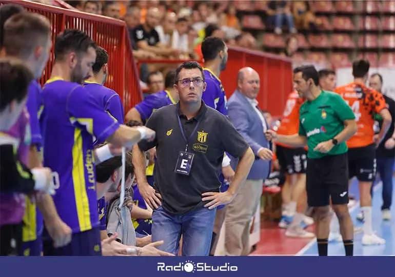 El técnico Jacobo Cuétara será el entrenador del Bathco BM Torrelavega a partir de la próxima temporada.