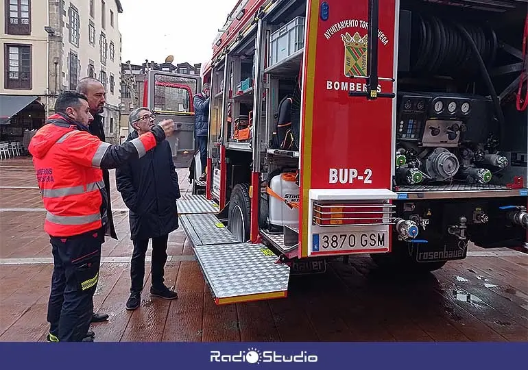 El nuevo camión autobomba de Bomberos se ha adquirido en el mercado de segunda mano por 108.000 euros.