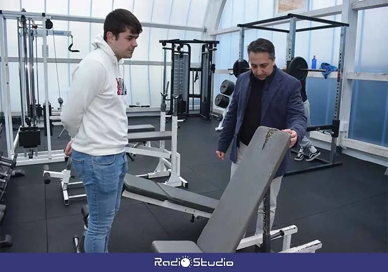 El alcalde de Piélagos, Carlos Caramés, comprobando el estado del gimnasio municipal de Renedo.