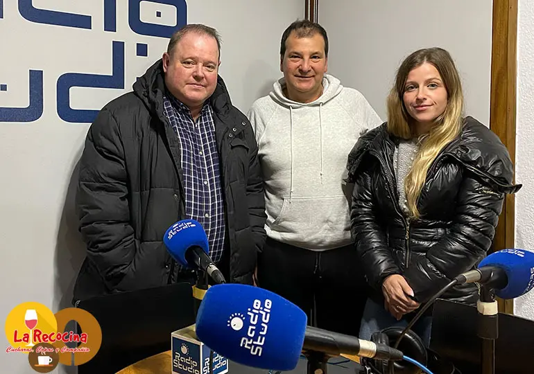 Laura Merino, reciente ganadora del certamen Lady Amarena, junto a Chema Merino, presidente de los barman de Cantabria