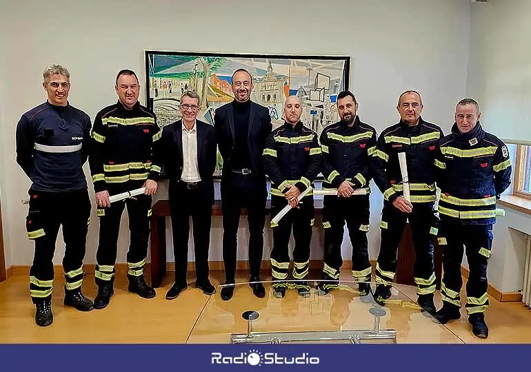 El equiop de bomberos que estaba de guardia y que atendió al niño fue recibido hoy en el Ayuntamiento.