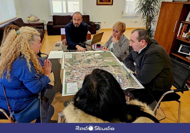 Reunión en el Ayuntamiento de Torrelavega con vecinos de Sierrapando para buscar soluciones al problema del tráfico.