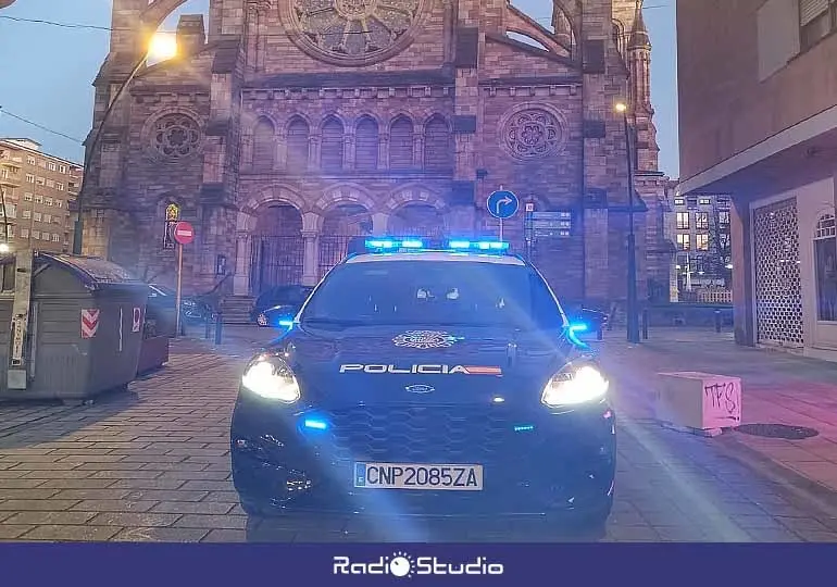 Coche patrulla de la Policía Nacional en Torrelavega