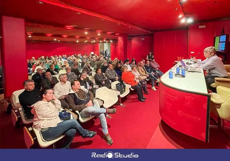 Asistentes a la asamblea informativa organizada por la Plataforma Salvar Torrelavega de una ZBE Ruinosa.