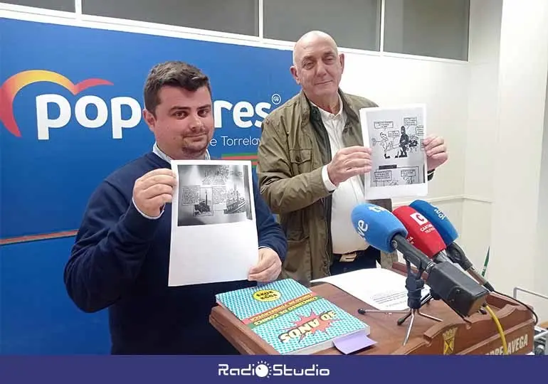 Miguel Ángel Vargas y Francisco Trueba, del PP de Torrelavega, mostrando algunas de las viñetas del comic porno repartido por los colegios de la ciudad.