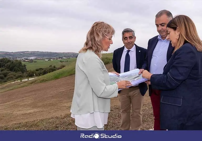 La presidenta de Cantabria, María José Sáenz de Buruaga, junto al consejero de Fomento, Roberto Media, y la alcaldesa, Rosa Díaz, durante la presentación del plan de vivienda en Polanco.