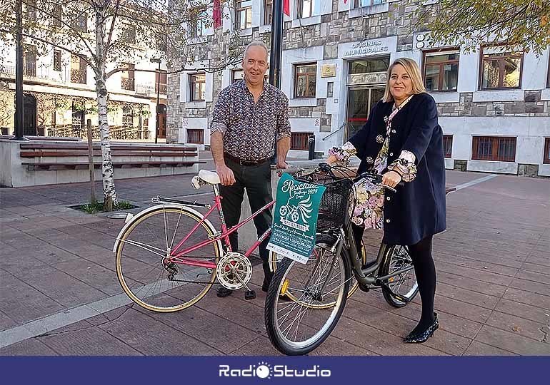 Germán Busqué y Cristina García Viñas se subieron a la 'bici' para presentar la XII Feria Recíclate.