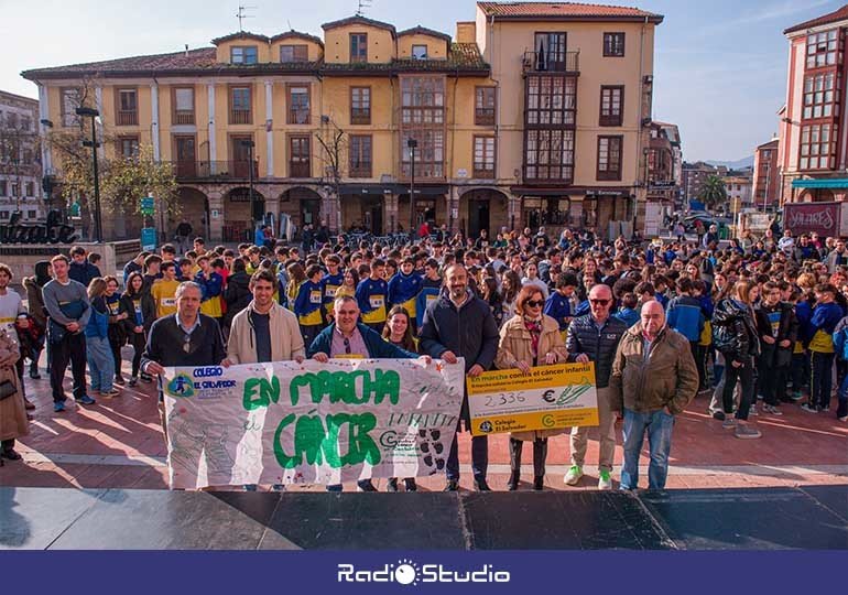 Los 2.336 euros recaudados en la II Marcha Solidaria contra el Cáncer Infantil se entregaron hoy en la Plaza Baldomero Iglesias.