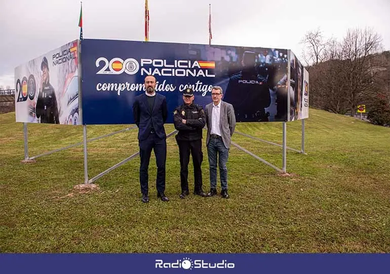 Panel conmemorativo del 200 aniversario de la Policía Nacional colocado junto a la rotonda de acceso a Torrelavega.