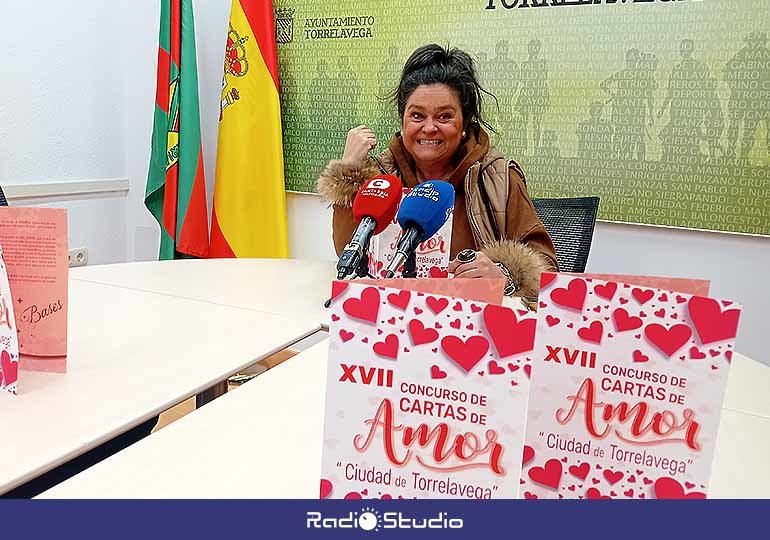 La concejal de Cultura, Esther Vélez, ha presentado hoy los detalles del XVII Concurso de Cartas de Amor Ciudad de Torrelavega.