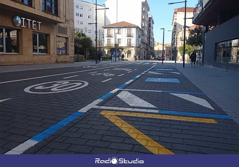La calle Julián Ceballos, recientemente remodelada, será una de las vías que delimitirá la ZBE.
