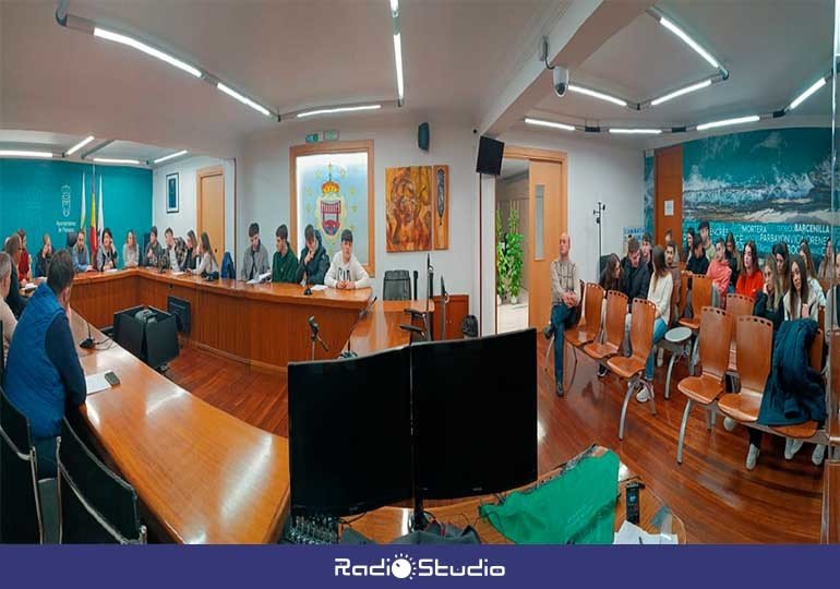 Vista panorámica de la reunión celebrada en el Ayuntamiento de Piélagos con la juventud del municipio.