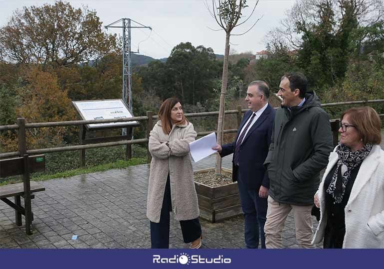 La presidenta de Cantabria y el consejero de Fomento, junto al alcalde de Alfoz, en una reciente visita a la zona.