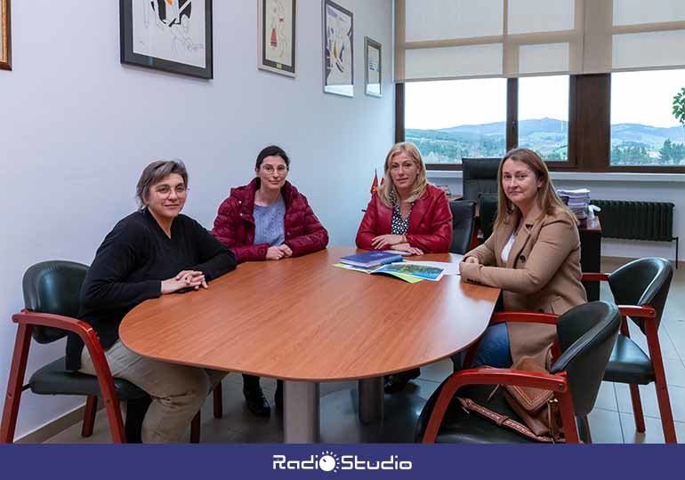 La alcaldesa de Polanco y la concejal de Cultura presentan el proyecto de festival de canción montañesa a las hijas de Julián Revuelta.