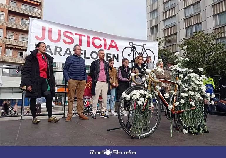 Acto de recuerdo a Floren organizado días después de su fallecimiento en Torrelavega.