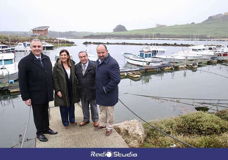 El consejero de Fomento, la presidenta de Cantabria, el representante de la Asociación La Pozona y el alcalde de Miengo ante la instalación portuaria.