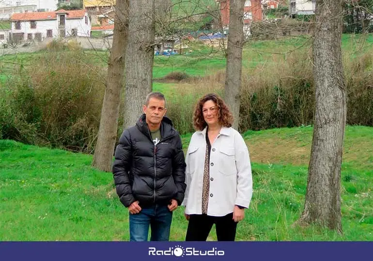 Abel Ojugas, de la Asociación Proyecto Ría San Martín y la concejal de Medio Ambiente, Ana Santiago, en el parque de El Espadañal.