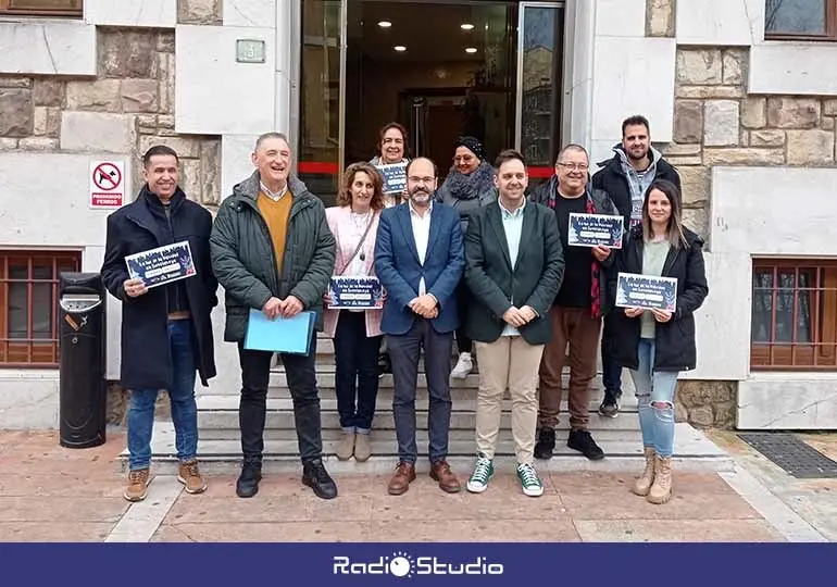 Ganadores del VII Concurso de Iluminación Navideña de Torrelavega, con los organizadores.