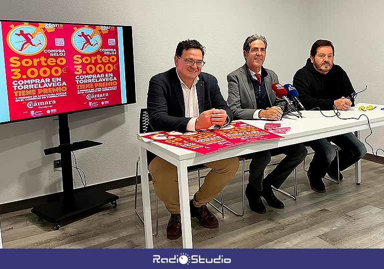 Rosendo Ruiz, Carlos Augusto Carrasco y Rodolfo del Barrio en la presentación de la nueva campaña de promoción comercial en Torrelavega.