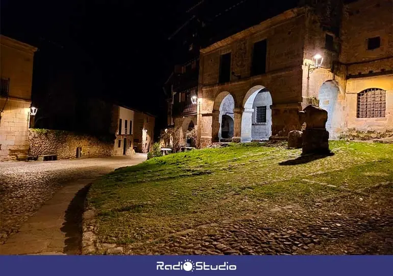 La renovación del alumbrado del casco histórico de Santillana del Mar ha supuesto la sustitución de un total de 146 puntos de luz.