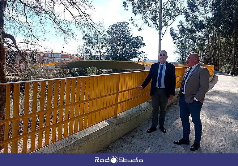 Roberto Media y Agustín Molleda en la nueva pasarela sobre el río Besaya entre Santiago de Cartes y La Viesca.