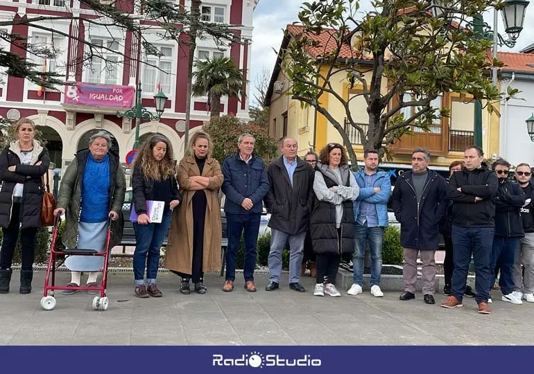 Minuto de silencio frente al Ayuntamiento de Suances