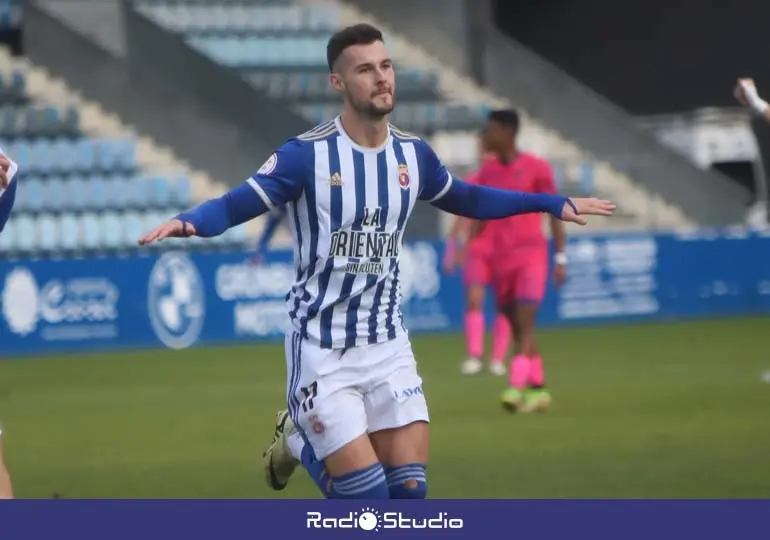 Javi Delgado celebra uno de los tantos del partido | Foto: Néstor Revuelta