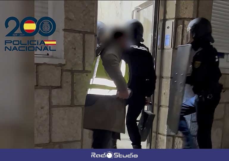 Imagen del momento en el que agentes de la Policía Nacional accedieron al piso donde las mujeres eran explotadas sexualmente.