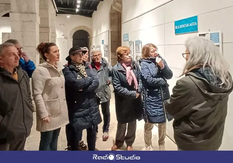 La concejala de Cultura, Vanesa Sánchez, durante la inauguración de la exposición Mujer, Agua...