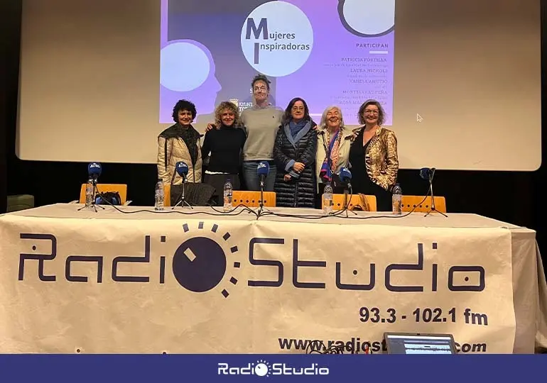 Participantes en la charla-coloquio sobre el papel de la mujer en la sociedad, celebrada en Torrelavega.