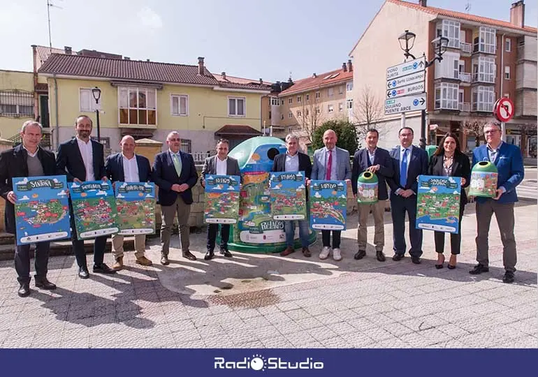 Los alcaldes de los municipios cántabros premiados por haber superado las cifras de reciclaje de vidrio del 2023.