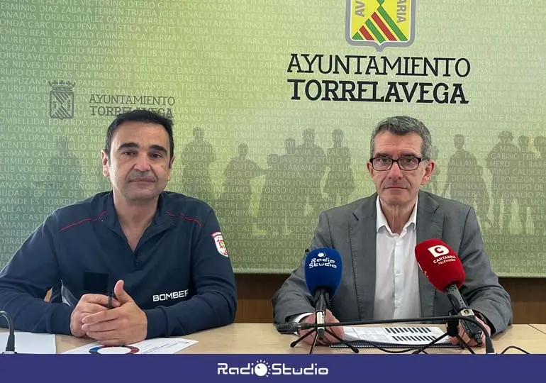 Presentación de la memoria de los bomberos de Torrelavega | Foto: Radio Studio