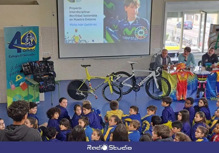 Imagen de archivo de la visita del ciclista Iván Gutiérrez al colegio El Salvador