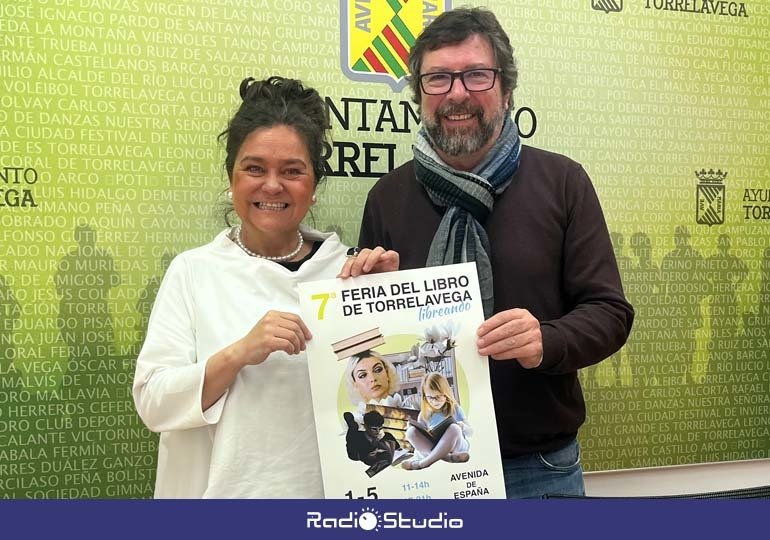 La concejala de Cultura, Esther Vélez, y el coordinador de 'Libreando', Carlos Alcorta