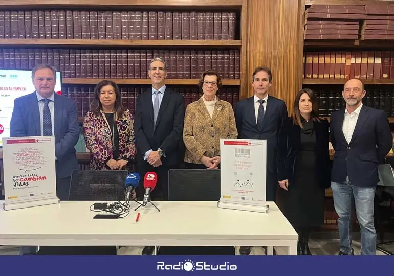 José Antonio Valcarcel (FLC), Eloísa Velarde (Proyecto Hombre), Carlos Augusto Carrasco (Cámara Torrelavega), María Eugenia Bouzas (Cruz Roja Torrelavega), Luis Egusquiza (Grupo Fernández Jove), Carmen Fonfría (Amica) y José Ignacio del Bosque (Cruz Roja Torrelavega)