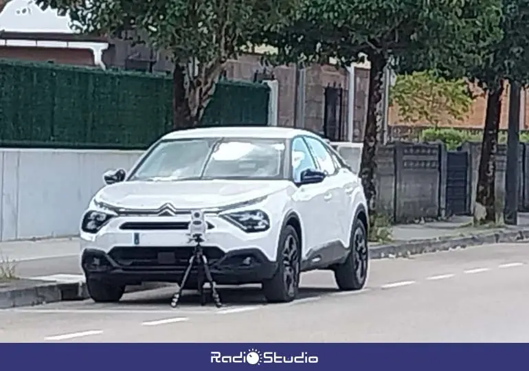 Vehículo camuflado con un radar que circula por Torrelavega