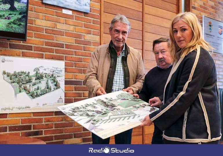 La alcaldesa junto a los concejales de Obras y Barrios, Avelino Rodríguez y Fernando Sañudo, observan los planos del proyecto Prado Infante