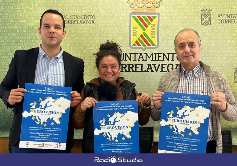 La concejala de Cultura de Torrelavega, Esther Vélez, junto a Daniel Santos (izquierda) y Alfonso Díaz (derecha) | Foto: Radio Studio