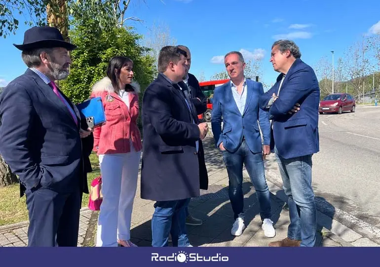 El senador 'popular' Iñigo Fernández y el portavoz de Torrelavega, Miguel Ángel Vargas, critican el estado de las obras en la ciudad | Foto: Radio Studio