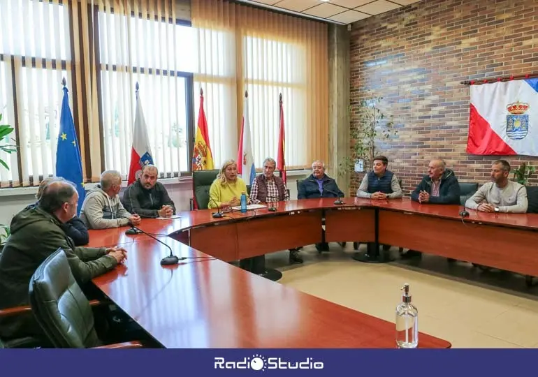 La alcaldesa, Rosa Díaz, reunida con una representación de los vecinos de la urbanización