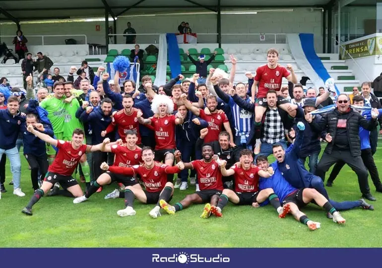 La RS Gimnástica celebra la permanencia una temporada más en Segunda RFEF sobre el césped de O Vao