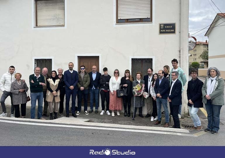 La corporación municipal junto con la familia de Pepe Ingelmo, en el acto de presentación de la calle con el nombre de la leyenda de los bolos | Foto: Radio Studio