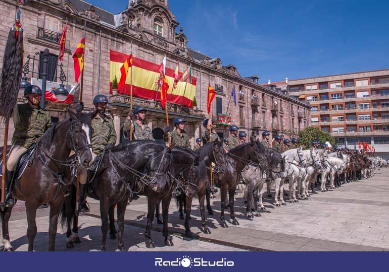 Desfile de la Guardia Real en la calles de Torrelavega