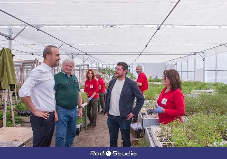 El alcalde, Javier López Estrada, y el concejal, Jesús Sánchez, visitan la finca de La Jurona
