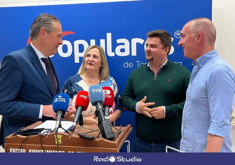 Los concejales 'populares' en la sede del PP de Torrelavega
