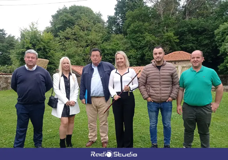 La nueva alcaldesa de Santillana del Mar, Sara Izquierdo, en la toma de posesión junto a los concejales del PP y AVI tras la moción de censura | Radio Studio