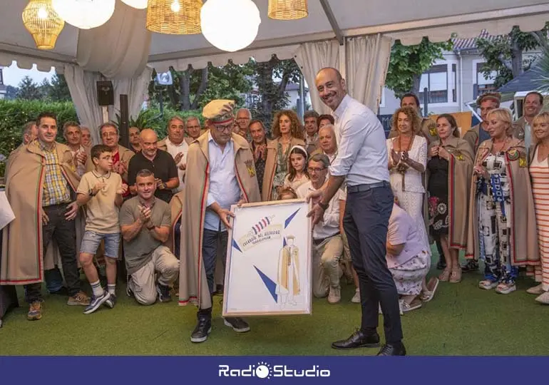 El alcalde, Javier L&oacute;pez Estrada, y el Gran Cofrade de la Cofrad&iacute;a del Hojaldre de Torrelavega, Francisco Javier L&oacute;pez Marcano, han presentado la feria y el XXIII Gran Cap&iacute;tulo que se celebrar&aacute; el domingo 18 en el Teatro Concha Espina