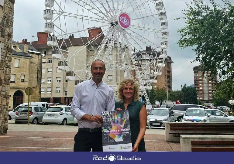 El alcalde, Javier L&oacute;pez Estrada, y la concejala de Igualdad, Patricia Portilla, sostienen el cartel informativo de los 'Puntos Violeta'